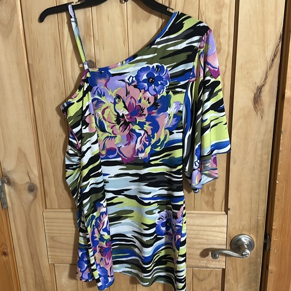 AVON Off One Shoulder Floral Asymmetrical Women's Top - Picture 3 of 3